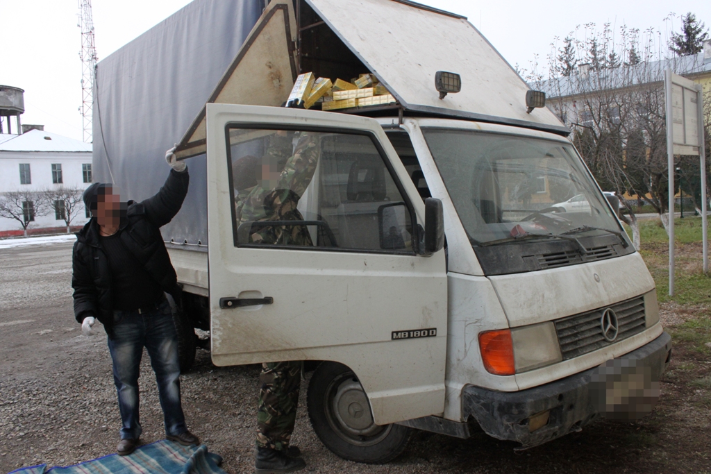 Ţigări de contrabandă depistate la Sighetu Marmației, într-o autoutilitară care transporta lână