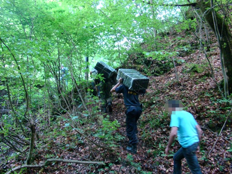 Trei maramureşeni prinşi cu ţigări de contrabandă în Munţii Maramureşului, la 1600 metri altitudine