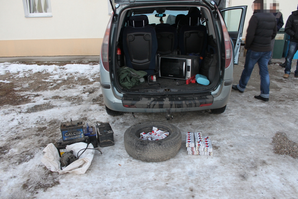 Ţigări de contrabandă depistate în roata de rezervă a unui șofer din Baia Sprie