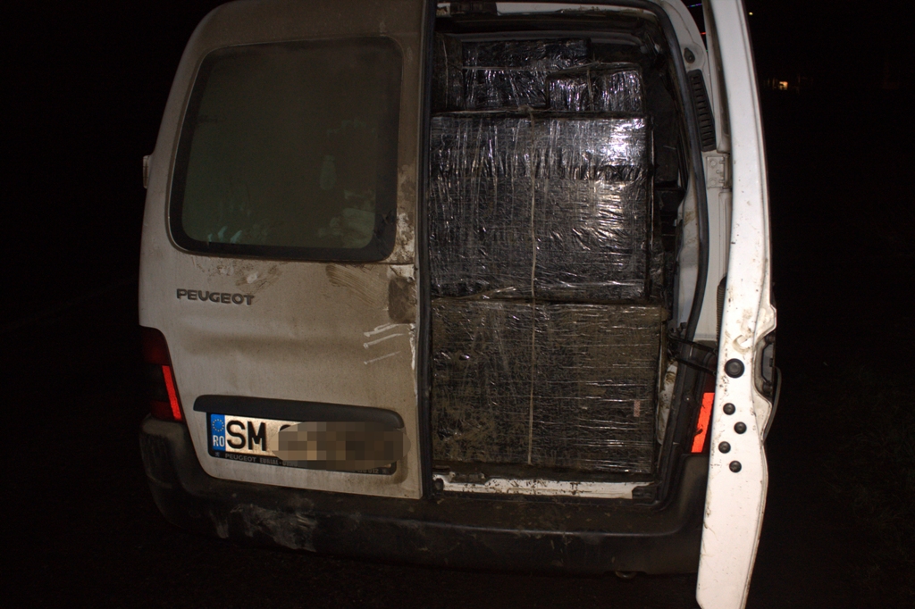 Autoturism care transporta 12000 de pachete de ţigări de contrabandă, abandonat în curtea unei biserici din Petrova