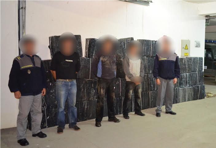 Focuri de armă pentru reţinerea contrabandiştilor şi peste 70.000 de pachete cu ţigări confiscate la frontiera de nord