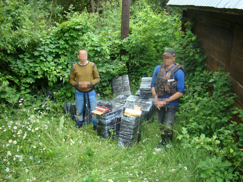 Doi contrabandişti ucraineni reţinuţi cu ajutorul câinilor poliţişti Noza și Noya
