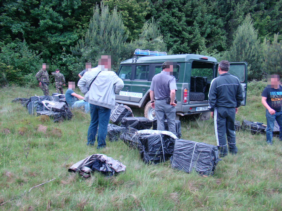 Focuri de armă, urmăriri, contrabandiști reținuți și țigări, în valoare de 120.000 de euro, confiscate la granița cu Ucraina