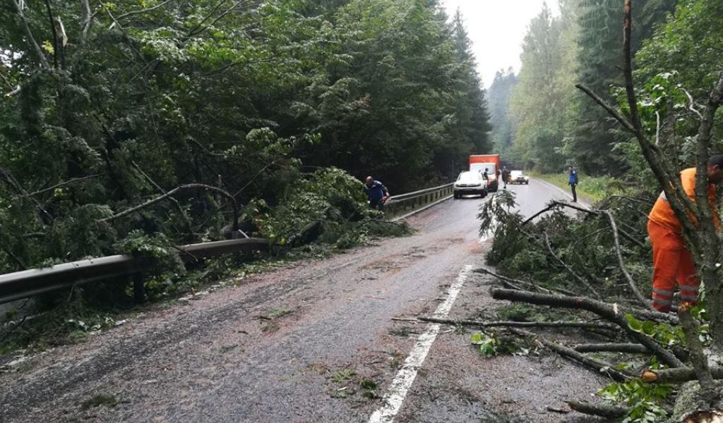 DN 12 C DN 13 B rămân închise din cauza condițiilor meteo; peste o mie de familii fără curent electric