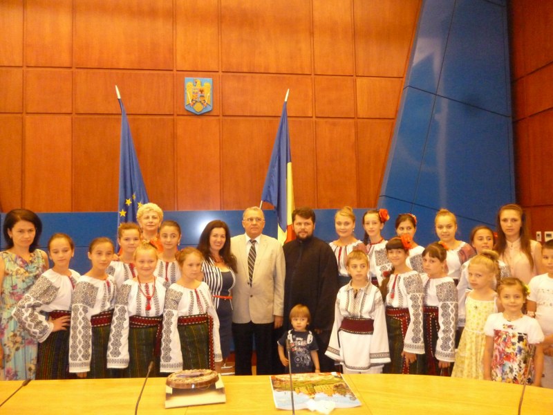Micii artiști de la Centrul Bucovinean de Artă Cernăuți s-au întâlnit cu prefectul Ioan Țintean