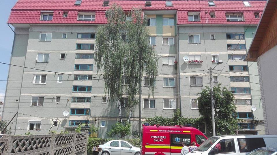 Bistriţa: Un băieţel de 3 ani a căzut de la mansarda unui bloc cu patru etaje