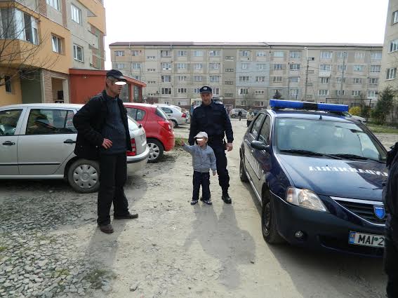 Baia Mare: Copil de 3 ani rătăcit, predat de jandarmi părinților