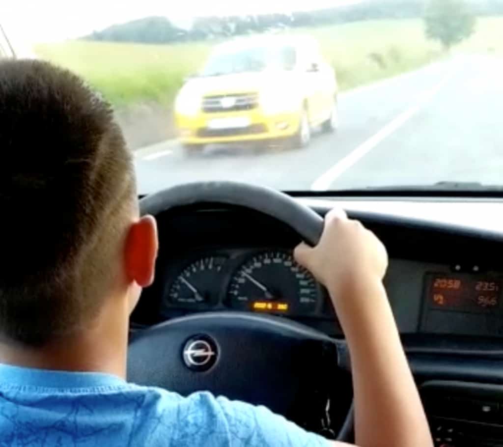 Copil de 13 ani la volan, urmarit de politisti!