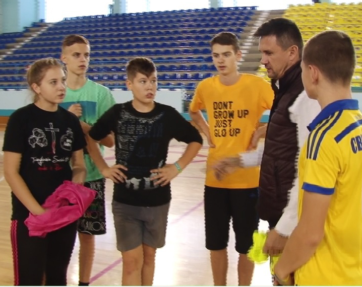 Copii afectați de războiul din Ucraina, la antrenament cu arbitrul FIFA Cristian Balaj