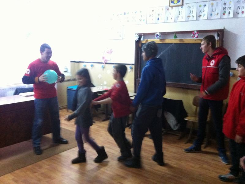 Crucea Roșie Beclean la Centrul Școlar pentru Educație Incluzivă din orașul de pe Someș (Galerie FOTO)