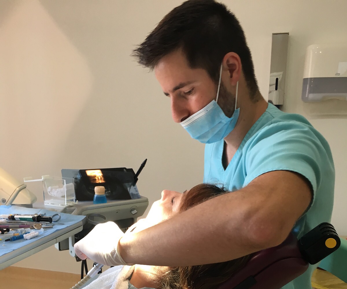 Stomatologul Catalin Țendea face tratamente fara operatie, dupa cele mai moderne metode din lume, fara durere!