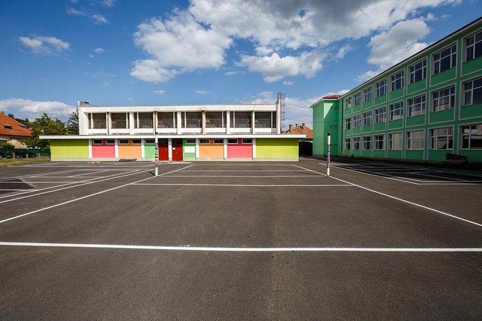 Primăria Cluj Napoca a modernizat 20 de curți ale școlilor și terenurile de sport aferente acestora