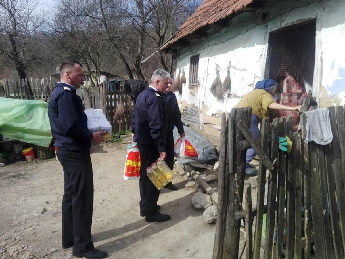 Pompierii militari bihoreni alături de semenii lor, cu ocazia Paștelui