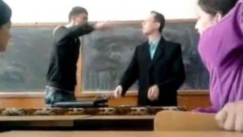 Dacă lovești un profesor, închisoare doi ani și jumătate!