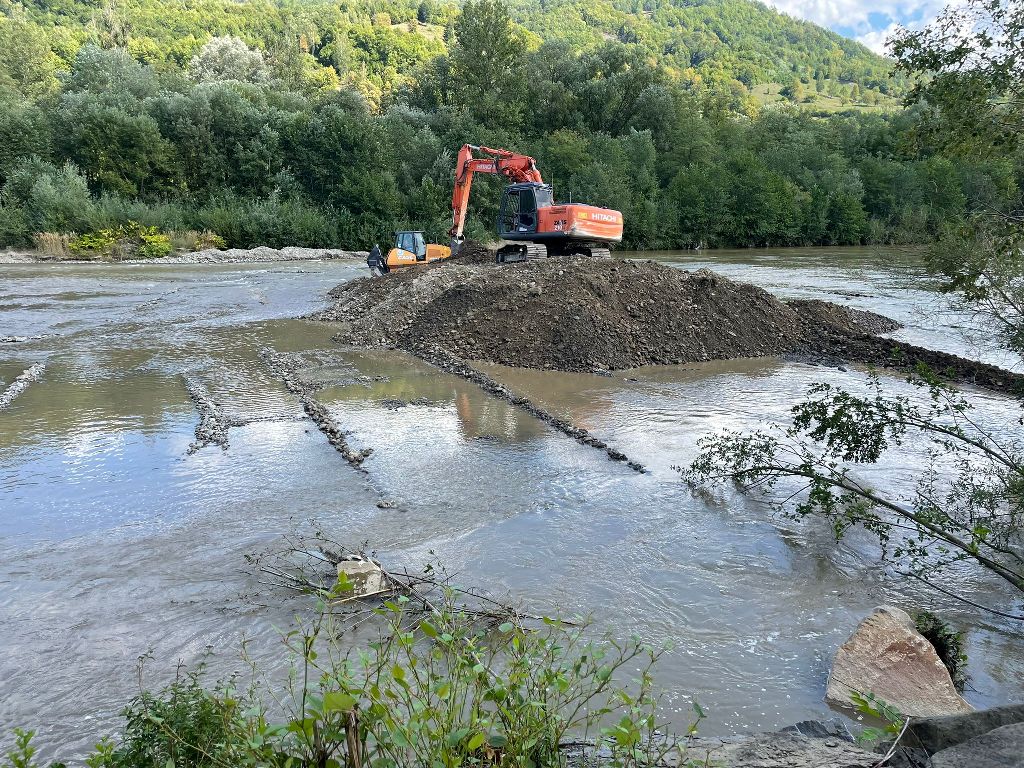 Lucrări de decolmatare a râului Vișeu