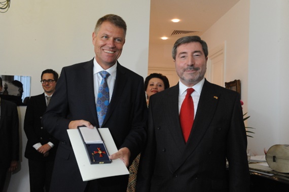 Crucea de Ofiţer al Ordinului pentru Merite al Republicii Federale Germania, decernată primarului Sibiului Klaus Iohannis