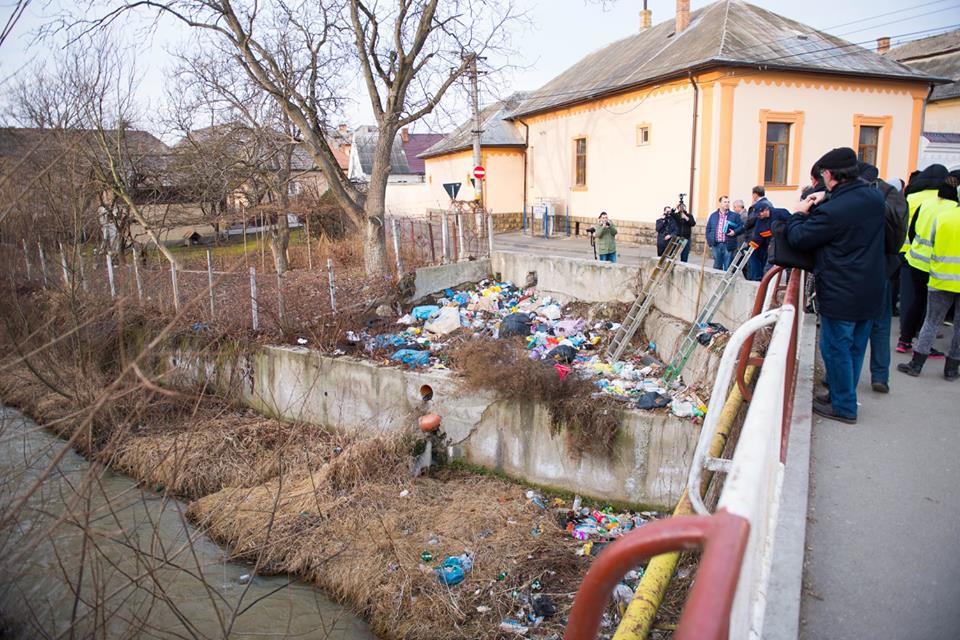 Astăzi au fost desființate două rampe de deșeuri clandestine din municipiul Turda
