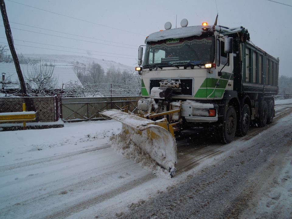 18.000 de tone de material antiderapant pentru rețeaua de drumuri din Maramureș, de interes județean