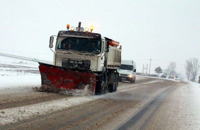 Maramureș: Societatea Drumuri și Poduri a încheiat contractele pentru achiziția de material antiderapant necesar în sezonul de iarnă