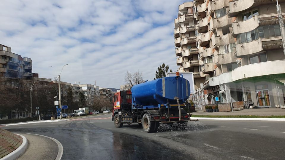 Străzile și trotuarele Devei sunt dezinfectate zilnic