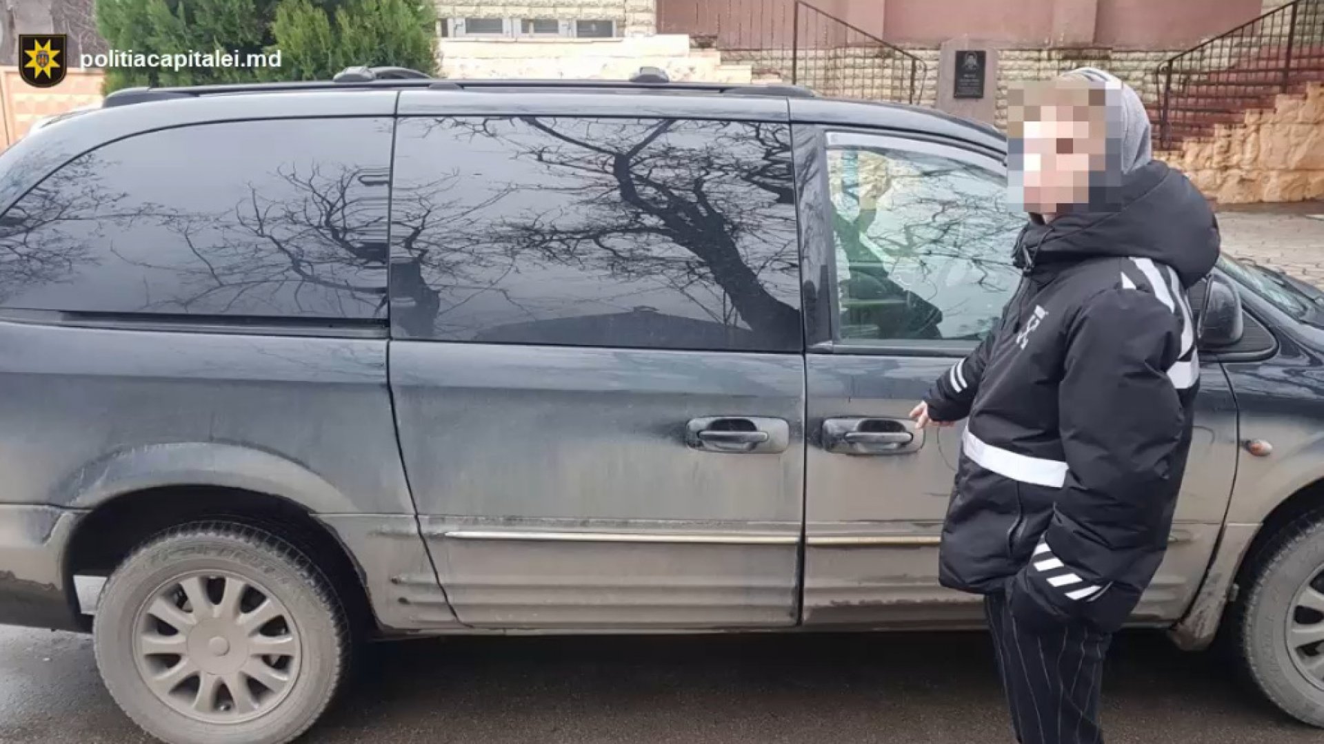 A furat doua autoturisme lasate deschise, desi n-avea permis!