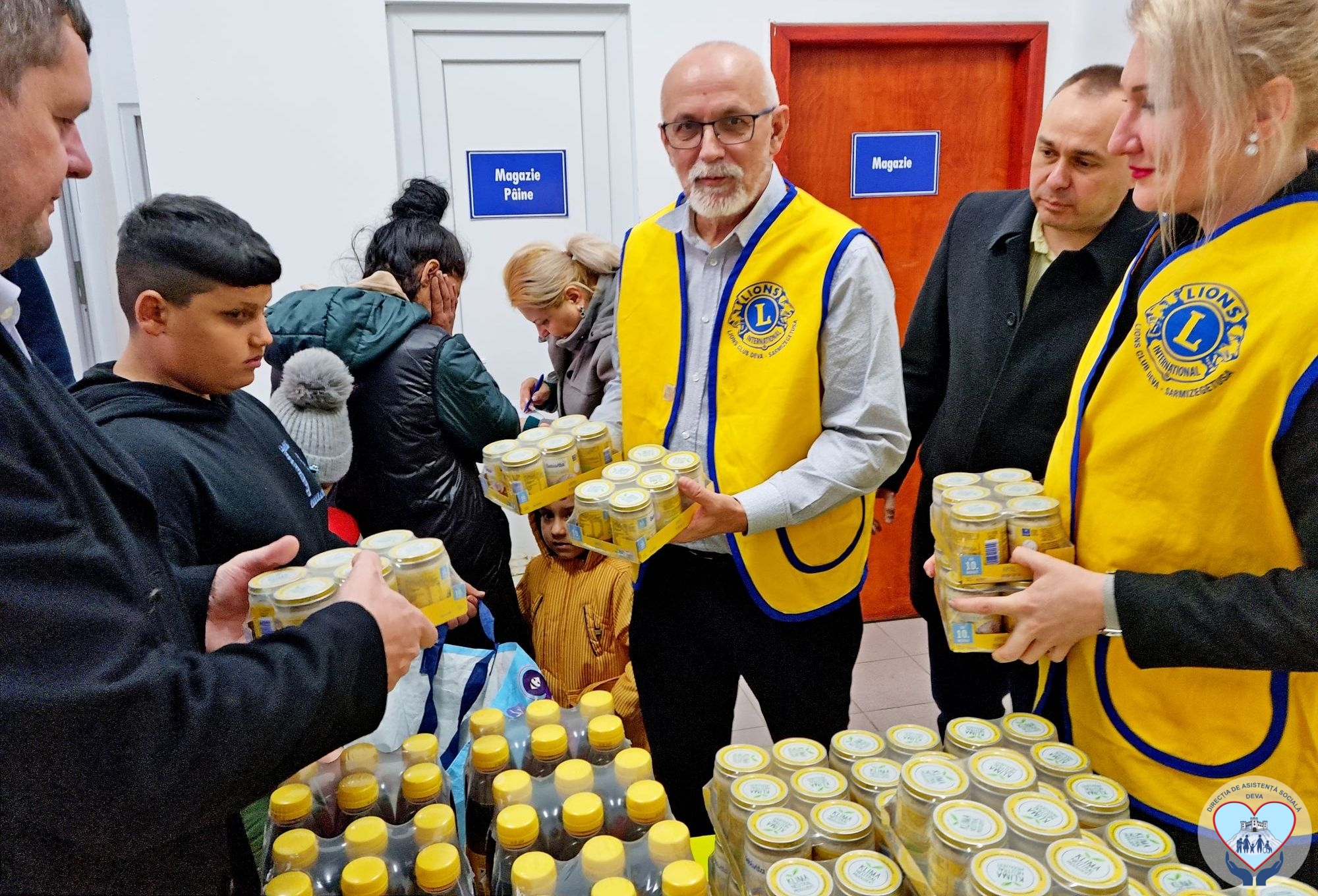 Donație de produse alimentare pentru copiii defavorizaţi din Deva