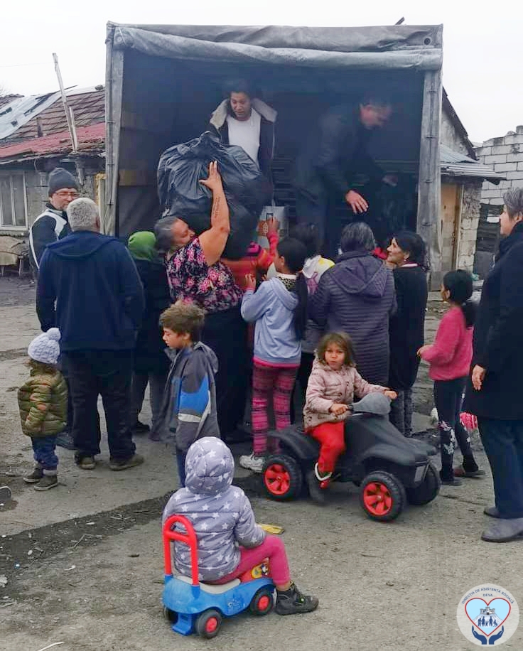 Donație de haine, cărți, pături, saltele și jucării pentru familiile defavorizate din Deva