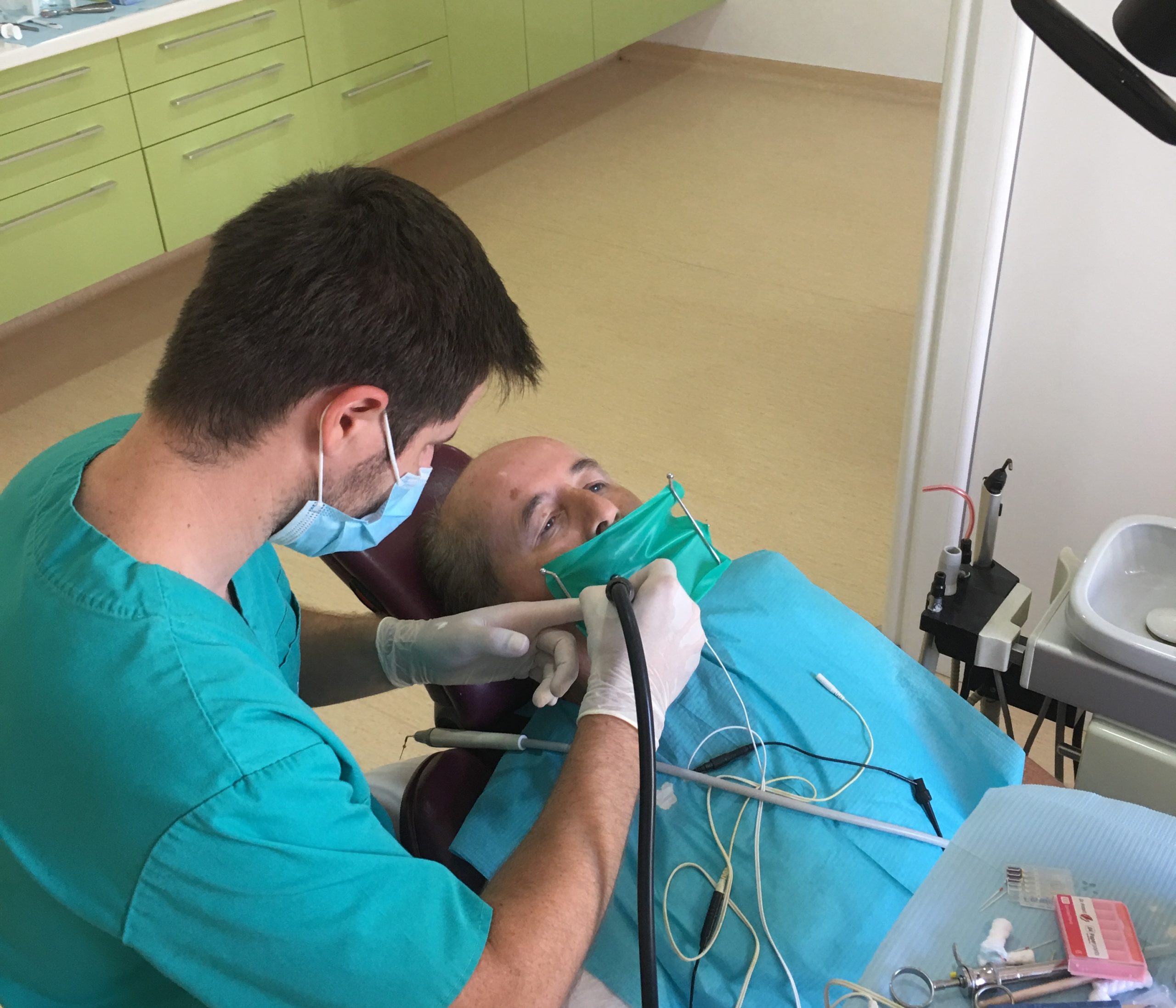 Dr. stomatolog Catalin Țendea trateaza pacientii cu cele mai performante aparate din lume!