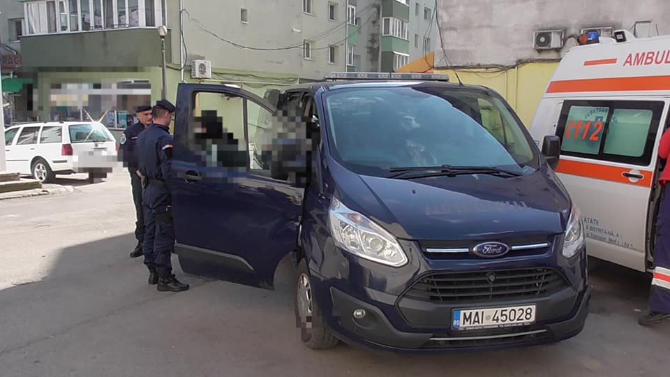 Doi tineri din Bistrița, prinși în timp ce consumau droguri
