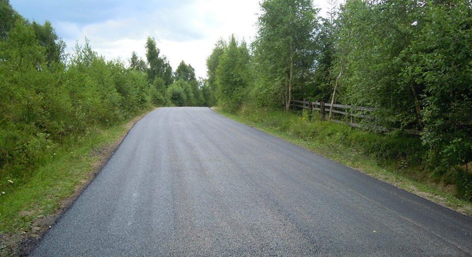 Au fost finalizate lucrările de asfaltare pe drumul județean Râșca-Beliș
