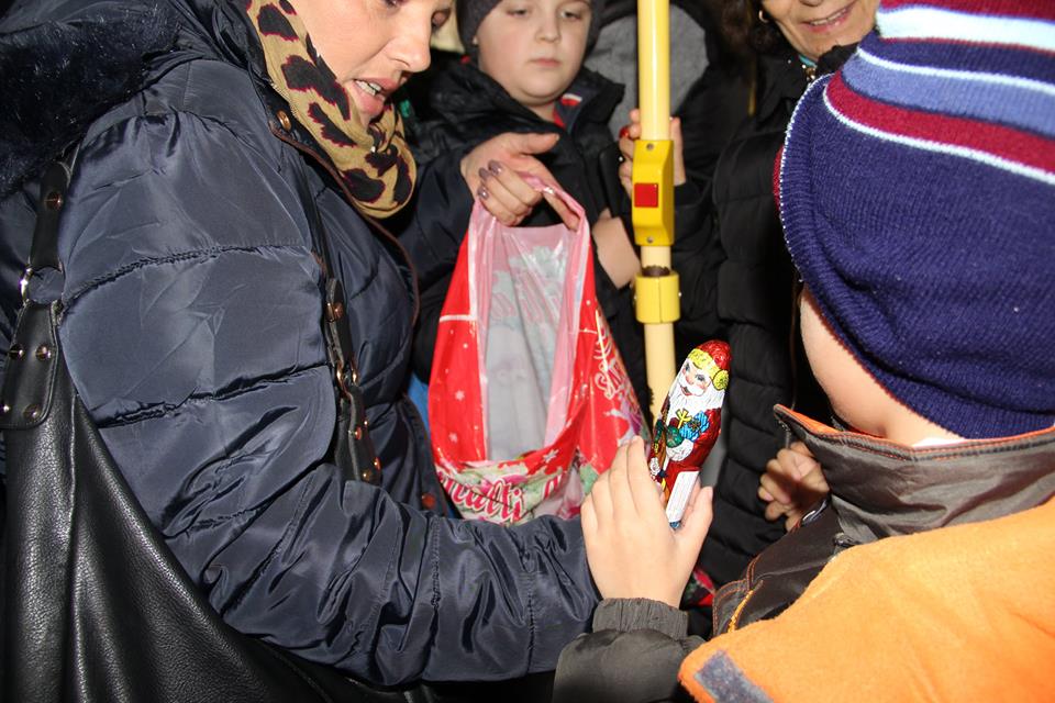 Dulciuri pentru copiii din Zalău, care au circulat azi cu autobuzul