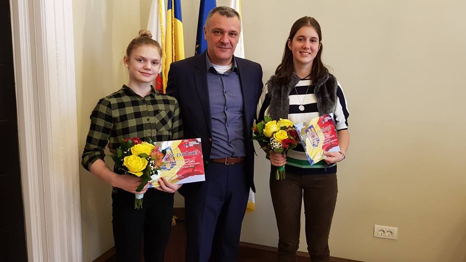 Două eleve, premiate de Primăria Deva