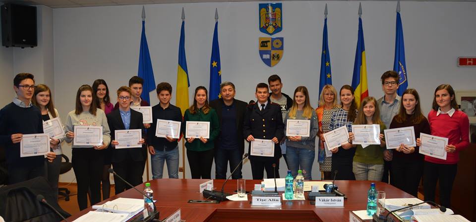 Elevii de nota 10 ai Clujului, premiați de Consiliul Județean