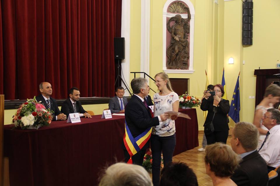 Perechi, care în acest an sărbătoresc nunta de aur, elevi olimpici și profesorii lor, premiați în Zalău