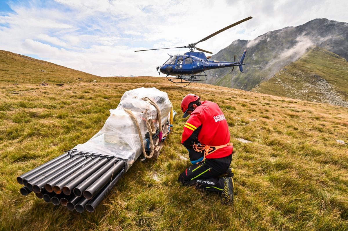 Un elicopter a transportat 6 tone de materiale destinate semnalizării traseelor din Munții Făgăraș