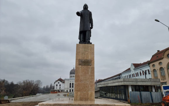 Statuia poetului Mihai Eminescu din Oradea, în plin proces de restaurare