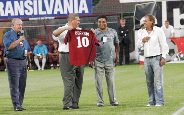 Clubul CFR Cluj regretă dispariția fostului mare fotbalist Eusebio
