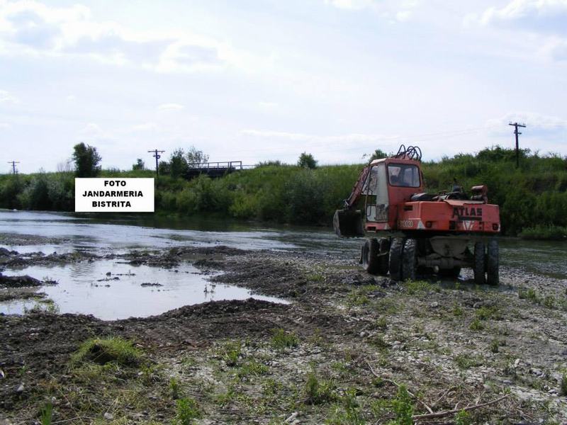 Excavări ilegale pe albia râului Şieu, depistate de jandarmi