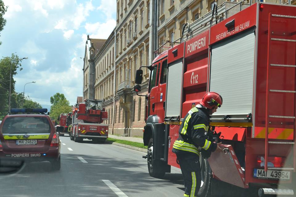 ISU Sibiu a desfășurat un exercițiu de stingere a unui incendiu la Spitalul Militar