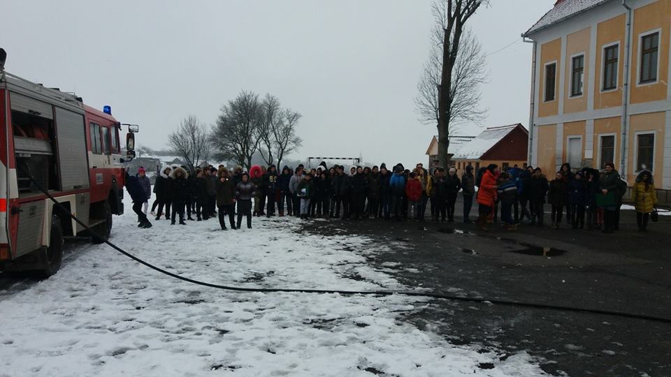 Exerciții de evacuare și intervenție, la primăria și școala din Șieu