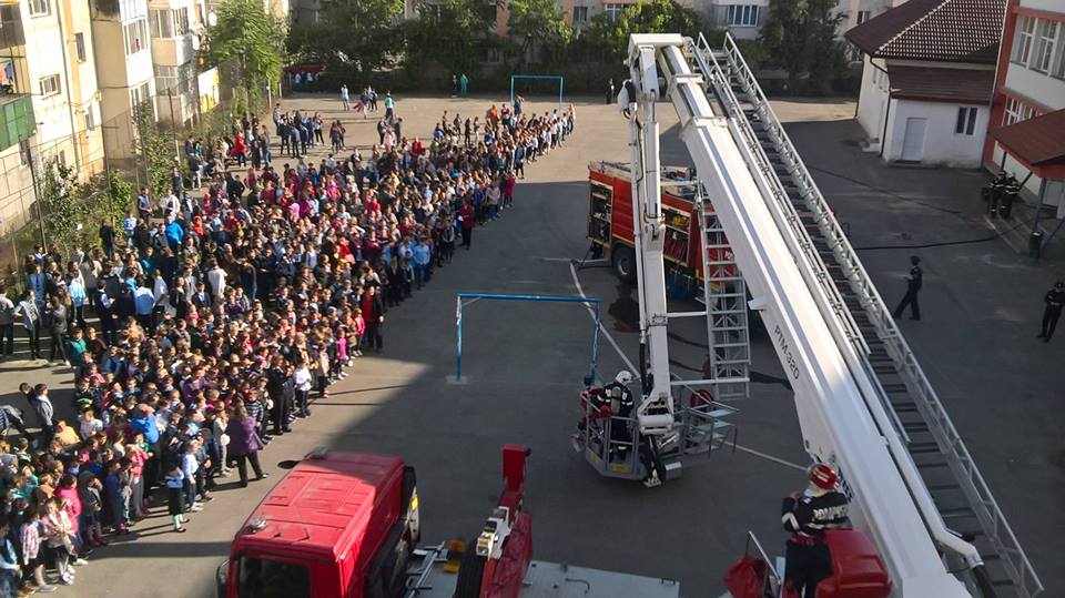 22 de exerciţii de evacuare în situaţii de urgenţă efectuate de ISU Bistrița-Năsăud în școlile din județ