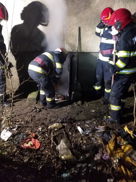 Explozie în subsolul unui bloc din Oradea