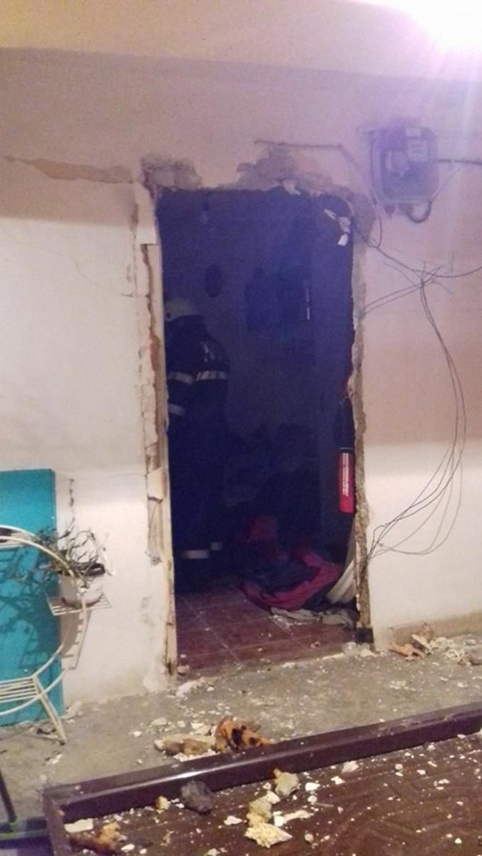 Explozie produsă într-o garsonieră din Oradea. Un bărbat a fost rănit