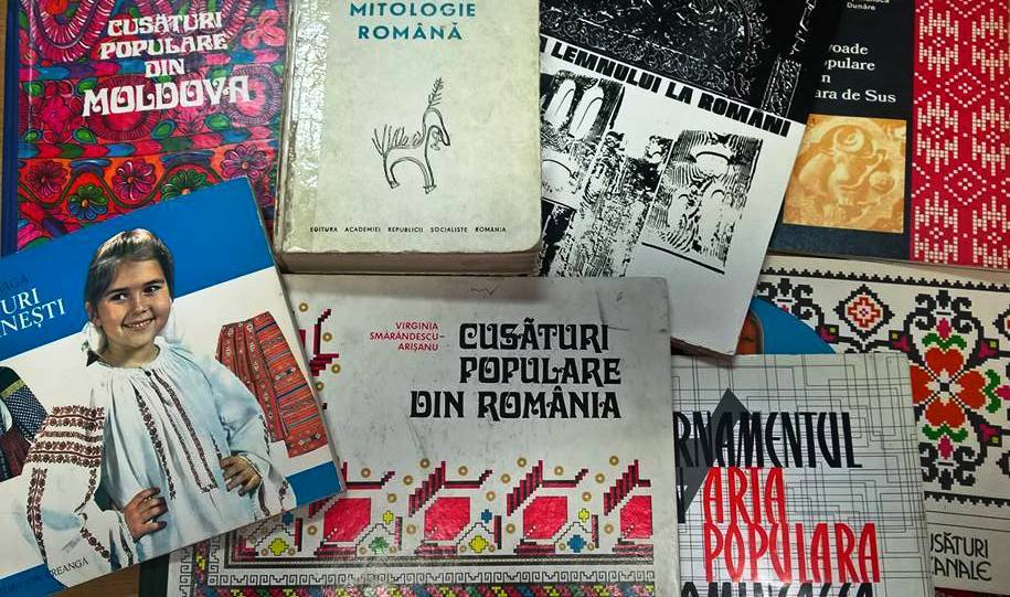 Expoziție de cusături populare la Biblioteca Municipală „St.L.Roth” Mediaş