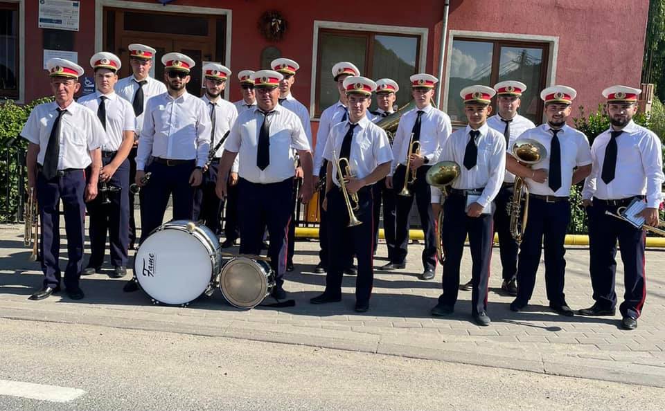 Astazi, la Petrești, sǎrbǎtorim fanfara!