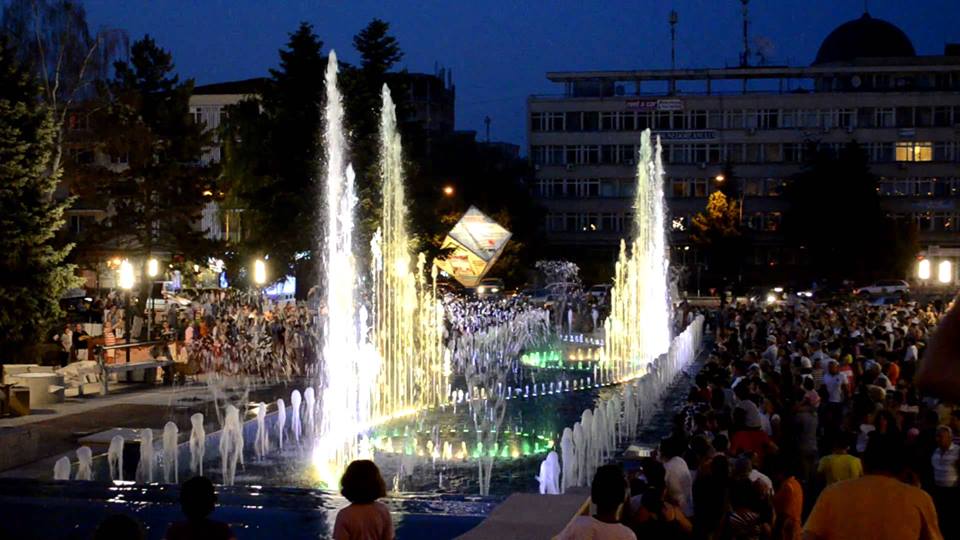 Fântâna arteziană din Piața Victoriei din Deva își reia programul muzical