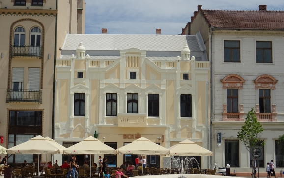 Oradea: Fațada clădirii din Piața Unirii nr. 6 a fost reabilitată