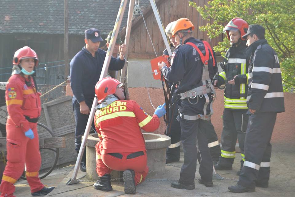 Pompierii sibieni au salvat în această dimineață o femeie căzută într-o fântănă