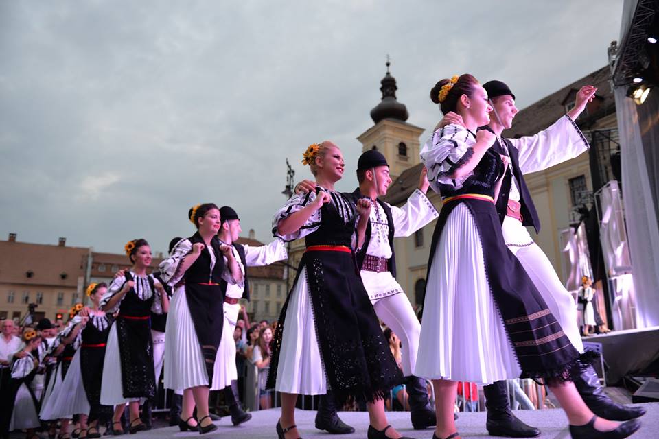 Municipiul Sibiu găzduiește festivalului internațional de folclor „Cântecele Munților”