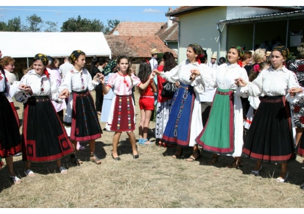 Vezi câștigătorii celei de-a 14-a ediții a Festivalului Județean de Folclor „Dor de cântec și de joc”